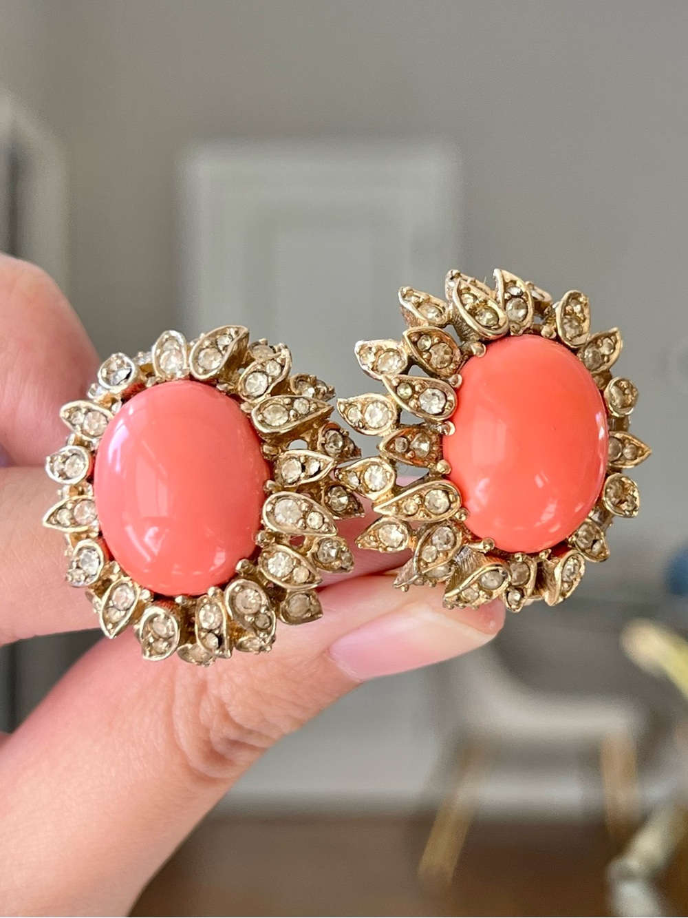 Vintage Ciner Sun Star Flower Oval Coral Pink Glass Cabochon Gold Clip Earrings